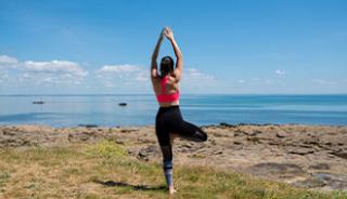 Du yoga sur la plage